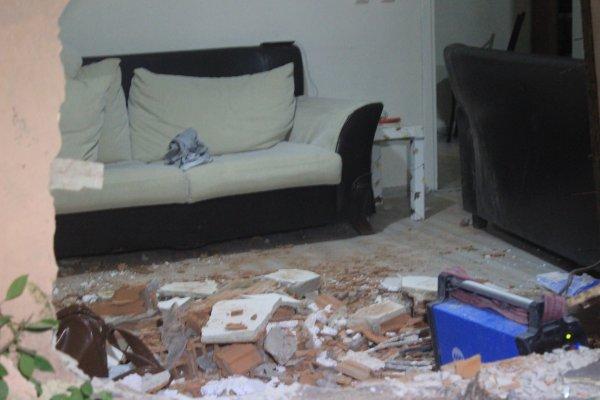 İstanbul'da araç evin salonuna daldı