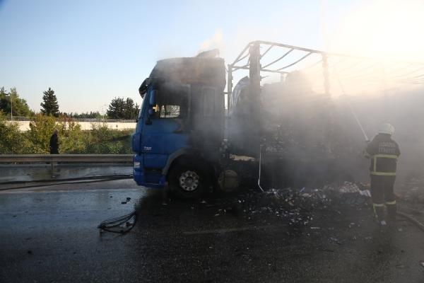 Adana'da oyuncak yüklü tır otoyolda yandı