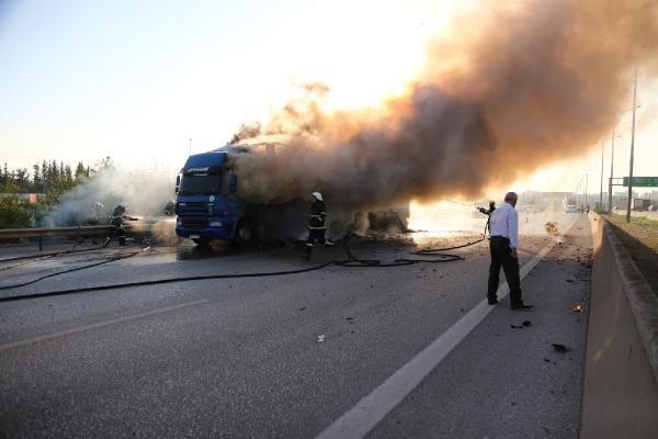 Adana'da oyuncak yüklü tır otoyolda yandı