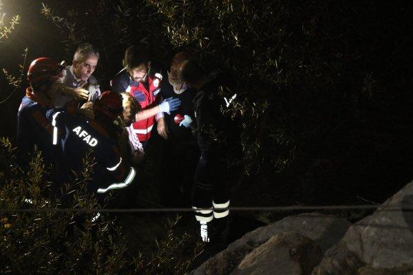 Karabük'te kontrolden çıkan araç ırmağa devrildi