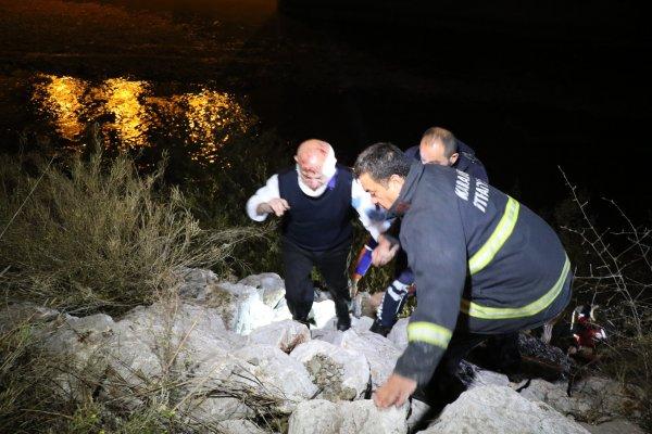 Karabük'te kontrolden çıkan araç ırmağa devrildi