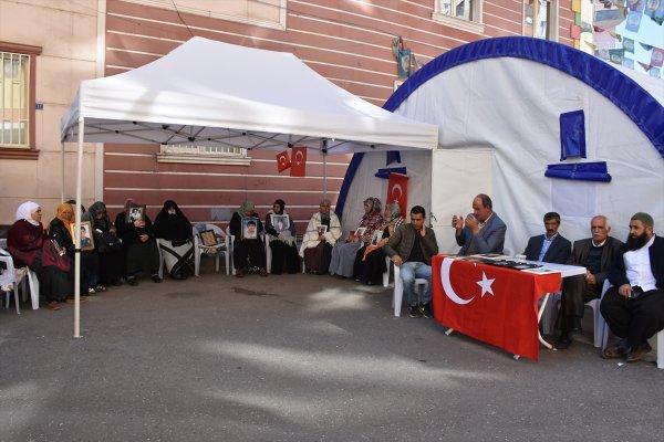 Diyarbakır'da HDP binası önünde protestolar devam ediyor