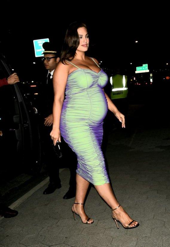 Ashley Graham doğuma gün sayıyor