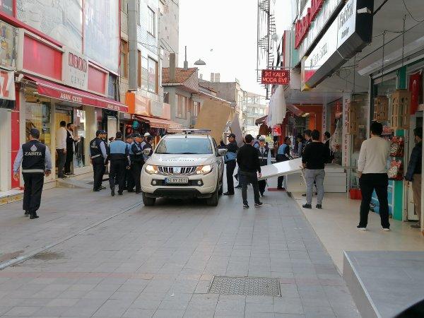 Gebze'de vatandaşlar zabıta ekiplerine tepki gösterdi