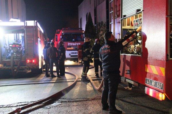Kocaeli'de geri dönüşüm fabrikası yandı