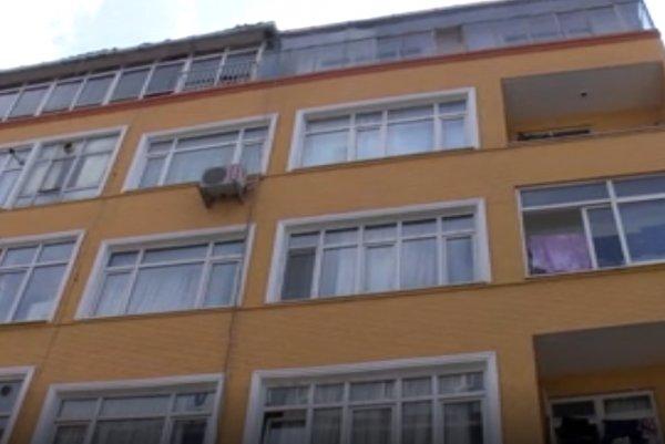 İstanbul'da cinnet getiren adam eşini öldürdü