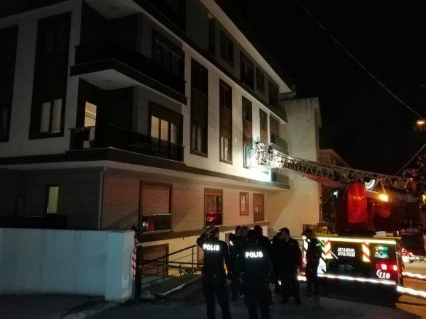 Kapalı otoparkta çıkan yangında binadakiler çatıya çıktı