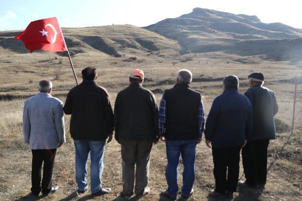 Sivas'taki Atatürk silüeti önünde anma töreni