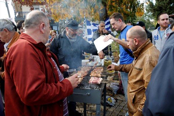 Yunanistan'dan göçmenlere karşı domuz etli protesto