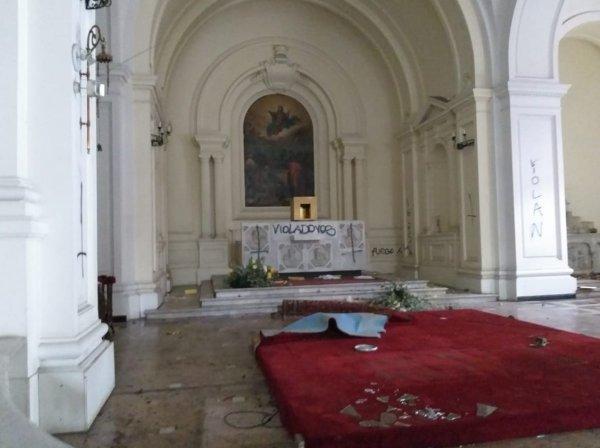 Şili’de göstericiler üniversite yaktı, kilise yağmaladı