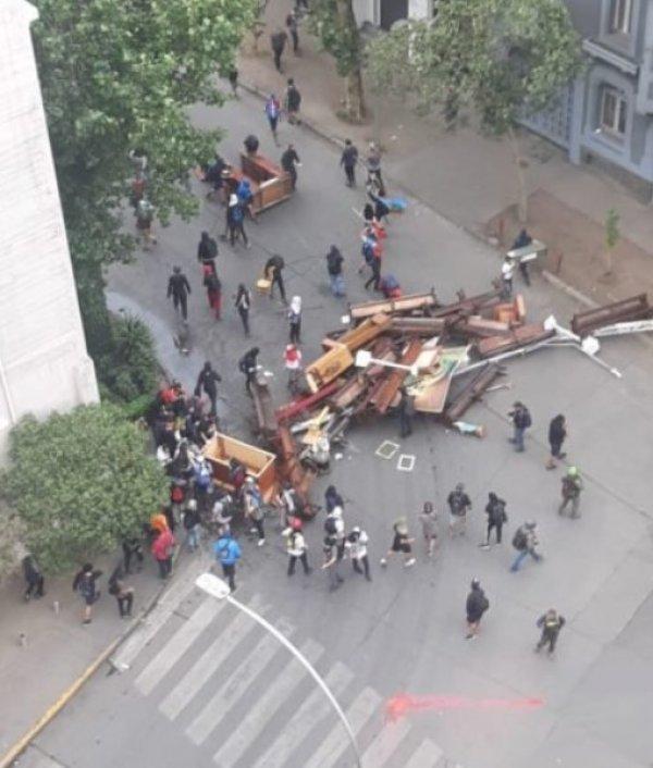 Şili’de göstericiler üniversite yaktı, kilise yağmaladı