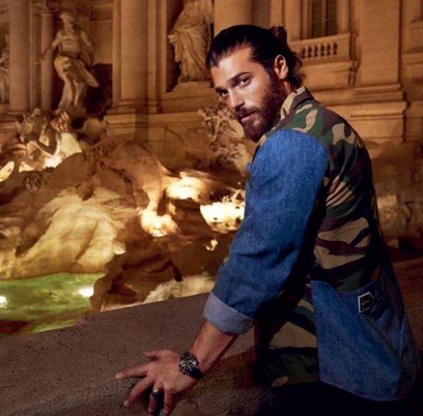 Can Yaman'dan bacak şov