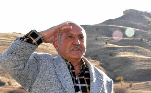 Sivas'taki Atatürk silüeti önünde anma töreni