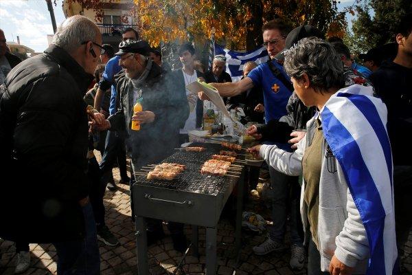 Yunanistan'dan göçmenlere karşı domuz etli protesto