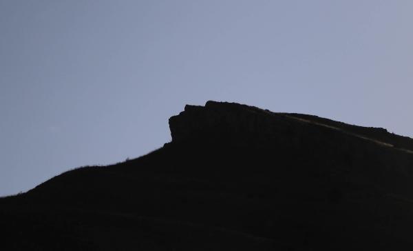 Sivas'taki Atatürk silüeti önünde anma töreni