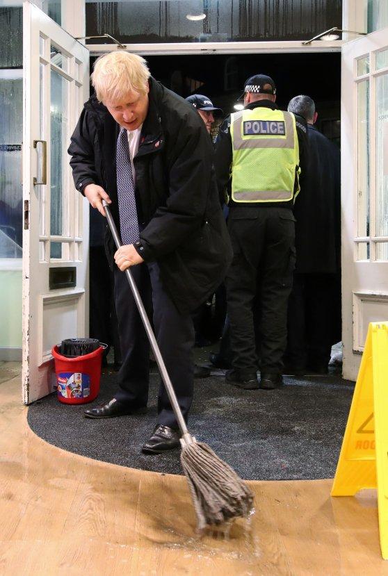 Boris Johnson paspas yaptı