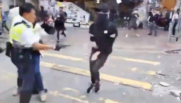 Hong Kong'da polisin göstericiyi vurduğu an