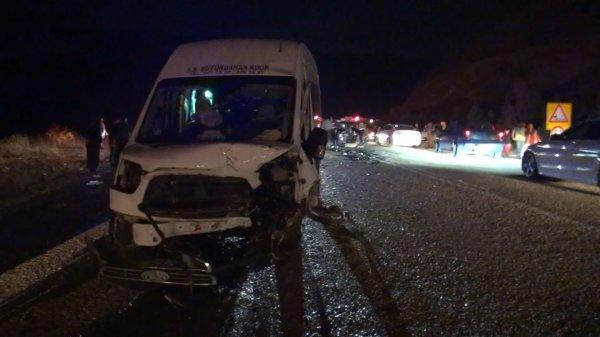 Bursa'da otomobil ile minibüs çarpıştı