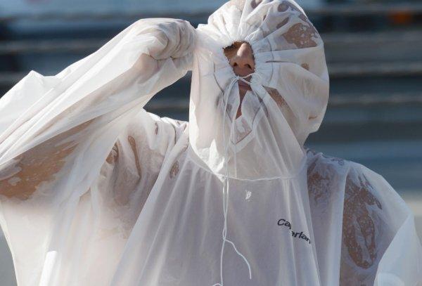 İstanbul'da serinlemek isteyenler denize girdi