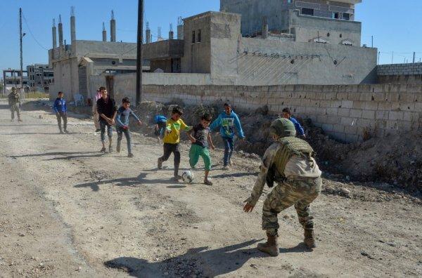 Mehmetçik Resulayn'da çocuklarla gülüyor