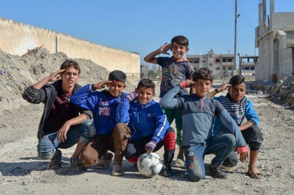 Mehmetçik Resulayn'da çocuklarla gülüyor