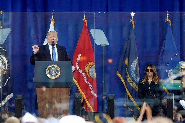 Trump, kurşun geçirmez camın arkasında konuştu