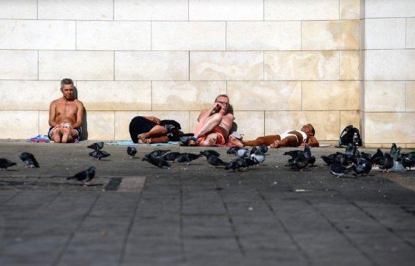 İstanbul'da serinlemek isteyenler denize girdi