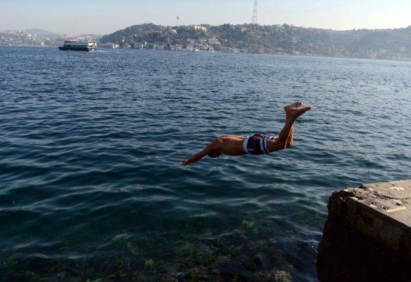 İstanbul'da serinlemek isteyenler denize girdi