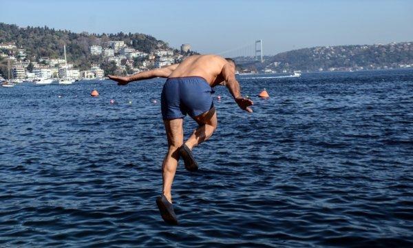 İstanbul'da serinlemek isteyenler denize girdi