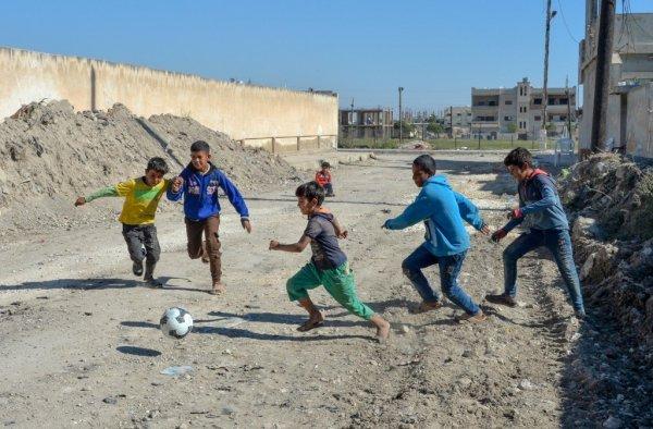 Mehmetçik Resulayn'da çocuklarla gülüyor