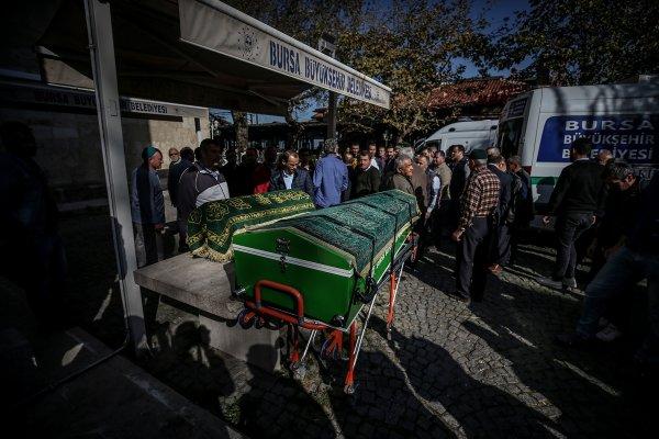 Emekli imam, oğlu ve torununun cenaze namazını kıldırdı