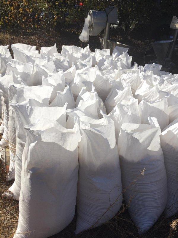 Burdur'da böcekli unları piyasaya sürerken yakalandılar