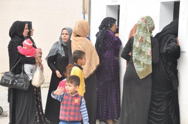 Omar Souleyman, Şanlıurfa'da yoksullara ekmek dağıtıyor