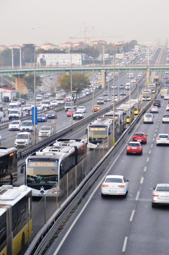 Bakırköy - Zeytinburnu metrobüs durağında yoğunluk