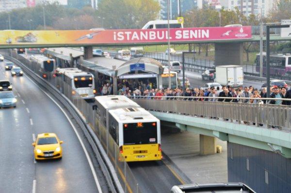Bakırköy - Zeytinburnu metrobüs durağında yoğunluk