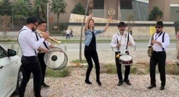 3,5 yıl sonra eşinden boşanınca bando ekibi çağırdı