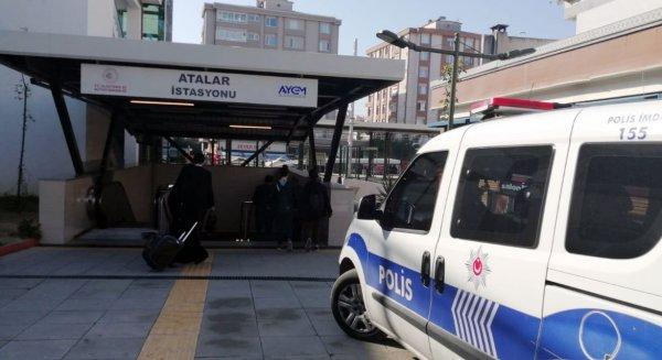 Bayılan adamın bacağı tren ile platform arasına sıkıştı