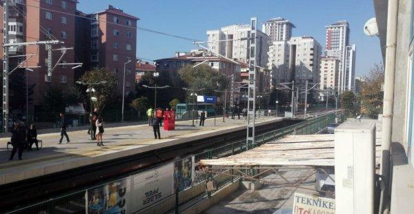 Bayılan adamın bacağı tren ile platform arasına sıkıştı