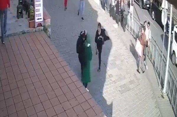 İstanbul Karaköy'de başörtülü kızlara yumruklu saldırı