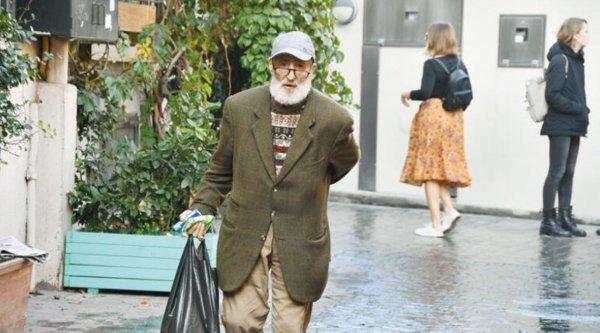 Evinin önünde duran mendilci Google'da ortaya çıktı