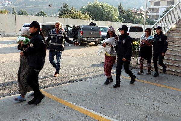 Yüzleri peçeli 5 kadın hırsız, kuyumcuyu soydu