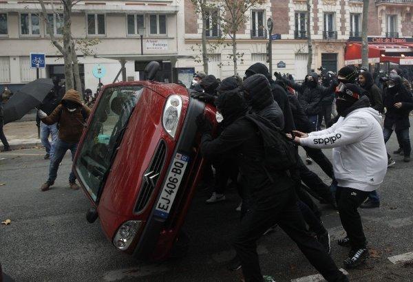 Sarı Yelekliler'in 1. yılına giren eylemlerinde çatışma