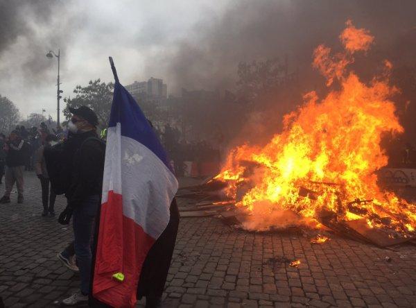 Sarı Yelekliler'in 1. yılına giren eylemlerinde çatışma