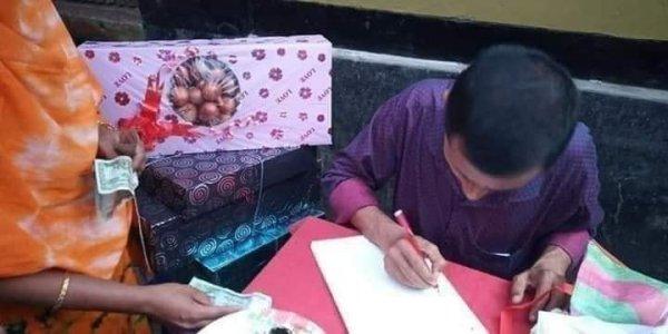 Bangladeş'te düğün hediyesi soğan taktılar