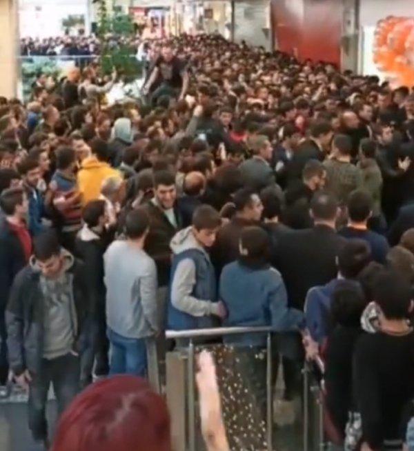 Ankara'daki AVM'de akıllı telefon izdihamı