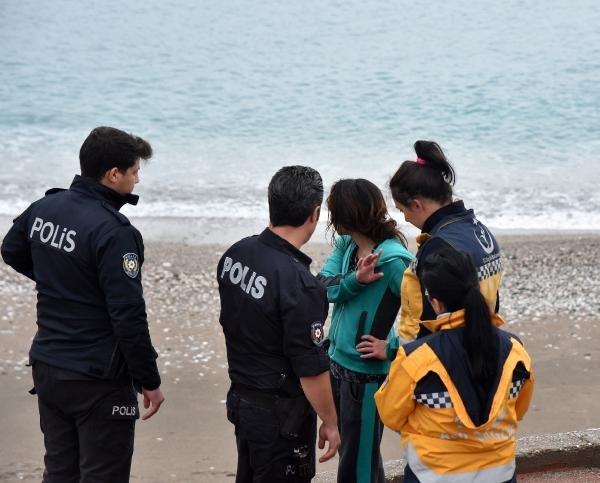 Kazakistanlı kadın, polislere zor anlar yaşattı