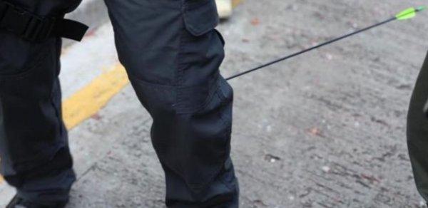 Çinli protestocunun attığı ateşli ok polise saplandı