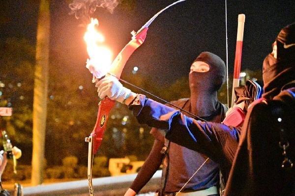Çinli protestocunun attığı ateşli ok polise saplandı