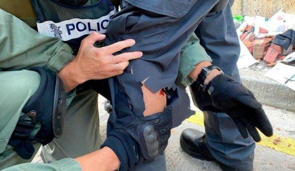 Çinli protestocunun attığı ateşli ok polise saplandı