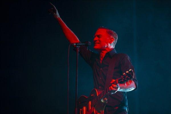 Bryan Adams, İstanbul'da müzikseverlerle buluştu
